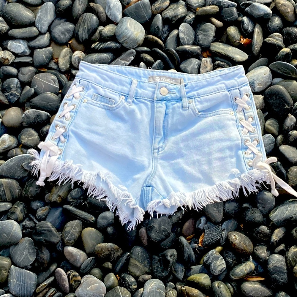 Tractr light denim jean shorts!